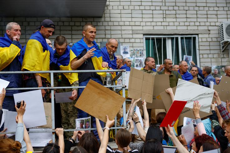 Zelenski je v sporočilu na Telegramu zapisal, da so se domov vrnili 303 ukrajinski vojaki. | Foto: Reuters