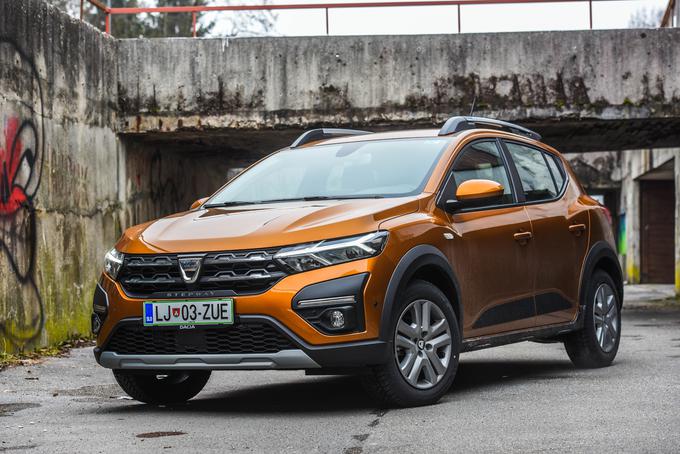 Dacia sandero drži skupno drugo mesto na lestvici najbolje prodajanih avtomobilov, uspešnejša je celo od renault clia. | Foto: Gašper Pirman