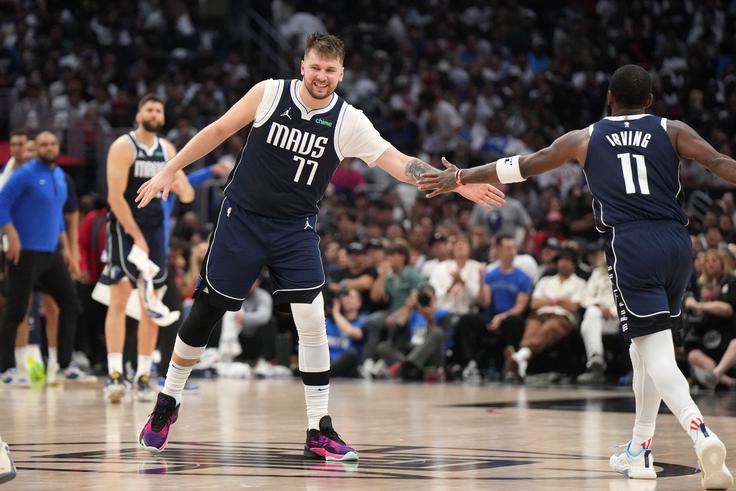 Luka Dončić in Kyrie Irving sta znova odlično poveljevala igri Dallasa. | Foto: Reuters