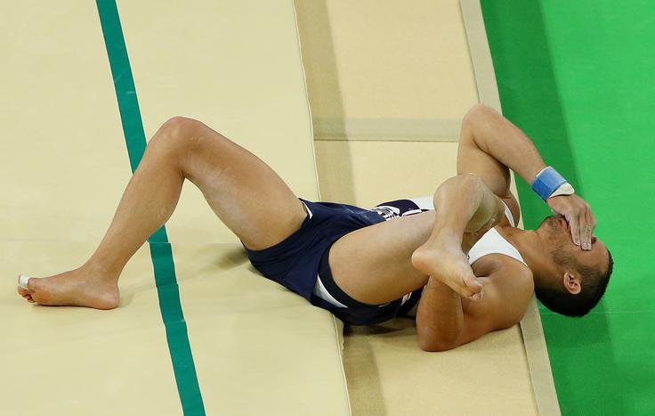 Fotografija, ki je pretresla športno javnost. K sreči francoski telovadec dobro okreva in obljublja napad na olimp leta 2020 v Tokiu. | Foto: 