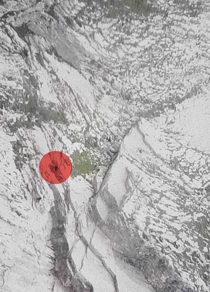 Ekipa policijskega helikopterja je v torek s pobočja Skute rešila avstrijski planinki, v sredo pa so z gore pomagali Slovencema. | Foto: PU Kranj