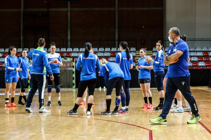 Trening ženske rokometne reprezentance | "Na prvem zboru pod vodstvom selektorja Dragana Adžića jo je izbrani vrsti zagodla nova realnost." | Foto Vid Ponikvar