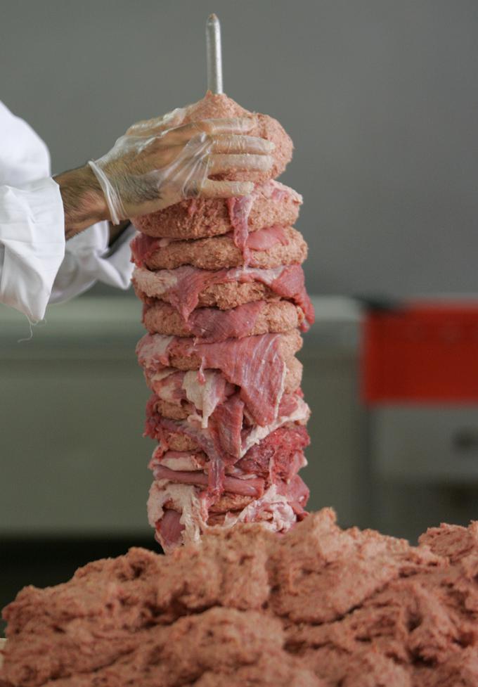 Poleg 15-tonske pošiljke mesa iz lanskega septembra, je uprava za varno hrano analizirala še dve pošiljki mesa za kebab, ki bi lahko izviralo iz sporne  klavnice. Prva pošiljka s težo 1,5 tone ni iz klavnice, druga (gre za 500 kilogramov mesa) pa je še v postopku analize. | Foto: Reuters