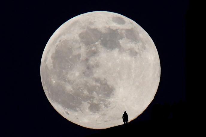 Volčja luna, polna luna | Prvič je sicer človek na Luni pristal pred pol stoletja, ZDA pa so doslej tja kot edina država na svetu poslale skupno 12 svojih astronavtov, in sicer v okviru misij Apollo v letih 1969–1972. | Foto Reuters