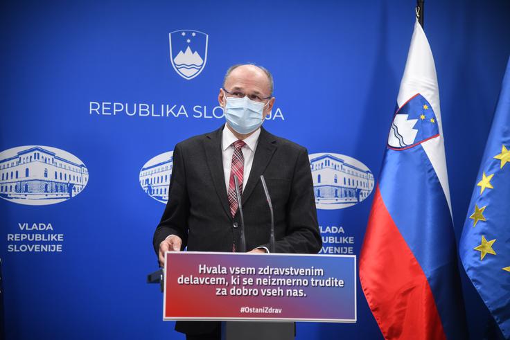 Vladni govorec za covid-19 Jelko Kacin je poudaril, da je v domovih za starejše trenutno aktivnih kar 2.510 okužb z novim koronavirusom. | Foto: STA ,