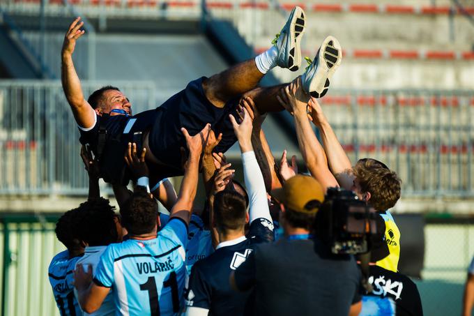 Takole so nogometaši Gorice po zadnjem sodnikovem žvižgu v zrak metali Borivoja Lučića. | Foto: Grega Valančič/Sportida