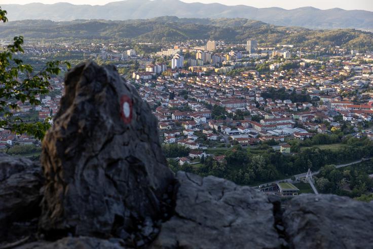 Na vzponu na Sabotin se nad nekajkrat pokaže Nova Gorica. | Foto: Matej Podgoršek