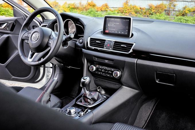 Mazda 3 je lahko z njim precej varčen avtomobil, hvalimo pa tudi opremljenost vozila. Opremi bi dodali le parkirne senzorje in vzvratno kamero, saj se nam zdi doplačilo za ciljnega voznika takega avtomobila smiselno. | Foto: 