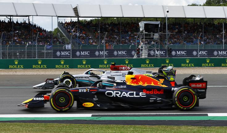 Verstappen in Hamilton že v petek kolo ob kolesu. Lani sta imela v Silverstonu zelo tesen dvoboj, Nizozemec je zapeljal tudi izven steze. | Foto: Reuters