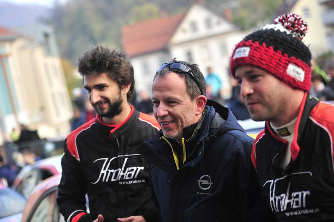 Borut Gazvoda, direktor znamke Opel v Sloveniji, v družbi Novaka (levo) in njegovega sovoznika Mateja Čarja na cilju relija v Idriji. | Foto: Gregor Pavšič