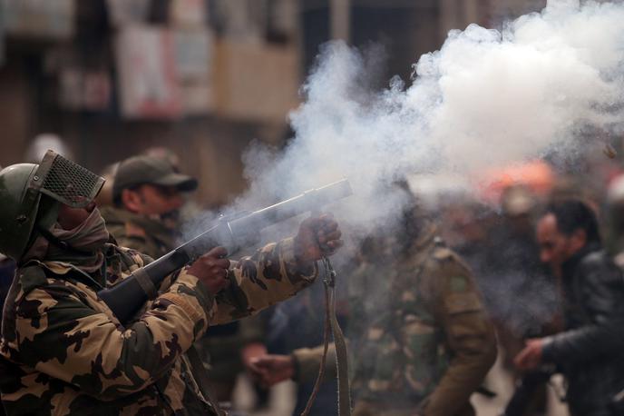 Kašmir indijska vojska | Odnosi med državama so se ponovno zaostrili po napadu na konvoj z indijskimi vojaki sredi februarja v indijskem delu Kašmirja, v katerem je umrlo več kot 40 pripadnikov indijske vojske.  | Foto Reuters