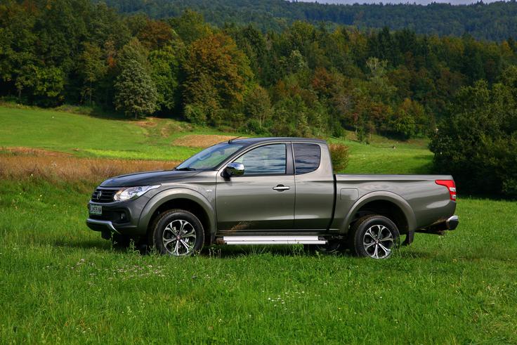 Ulita platišča pridejo z bogatejšim paketom opreme, biksenonska žarometa pa z dodatnim paketom GLS C. Karoserija fullbacka ima količnik upora zraka 0,40. Aerodinamični rekorder ni, saj bi moral potem imeti količnik krepko pod vrednostjo 0,30. | Foto: Vinko Kernc