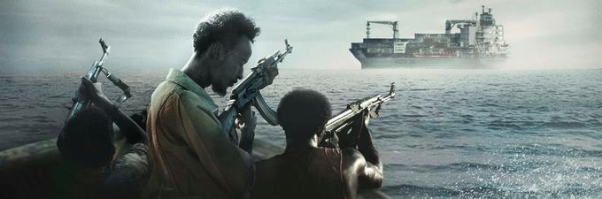 Resnična zgodba o kapitanu ameriške ladje, ki so jo leta 2009 ugrabili somalijski pirati. Za šest oskarjev nominiran film Paula Greengrassa se osredotoča na odnos med Richardom Phillipsom (Tom Hanks) in njegovim ugrabiteljem Museo (Barkhad Abdi). | Foto: 