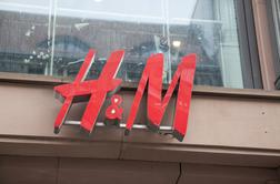 H&M umaknil oglas za otroška oblačila, ki naj bi seksualiziral mlada dekleta
