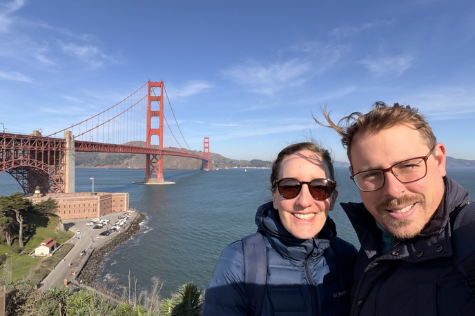 Alen Pavlič | Alen Pavlič z ženo glasbenico Pijo Hočevar pred znamenitim mostom Golden Gate v San Franciscu. O življenju v ZDA pravi, da je zanimivo, včasih zahtevno in razburljivo, predvsem pa precej drugačno od življenja v Evropi. | Foto Osebni arhiv