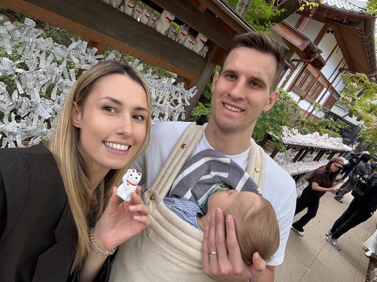 Z ženo Urško in sinom Leonom, ki je v začetku leta dopolnil eno leto, se v Tokiu počutijo domače. | Foto: osebni arhiv Jana Kozamernika