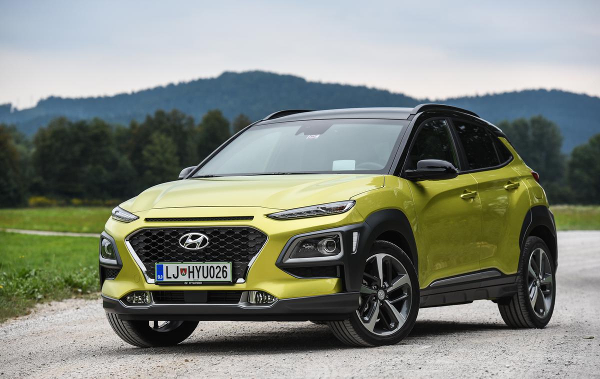 Hyundai kona 4WD | LED dnevne luči, avtomatizirana LED žarometa in meglenki, ki posvetita v ovinek, so del najvišje stopnje opreme impression. | Foto Gašper Pirman