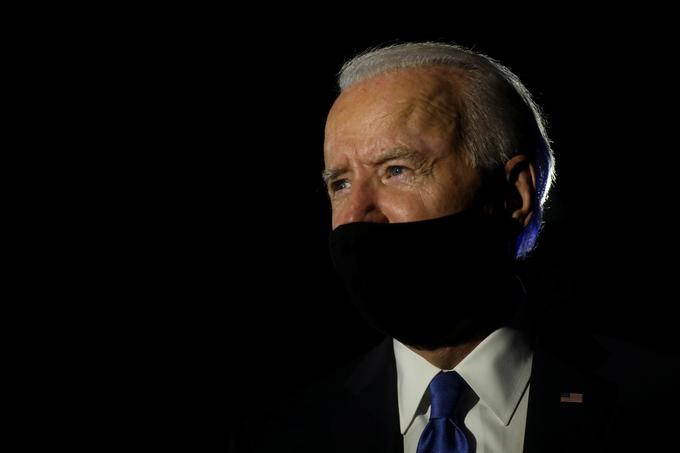 Demokratski predsedniški kandidat Joe Biden ohranja vodstvo v anketah po ZDA in v ključnih zveznih državah. | Foto: Reuters