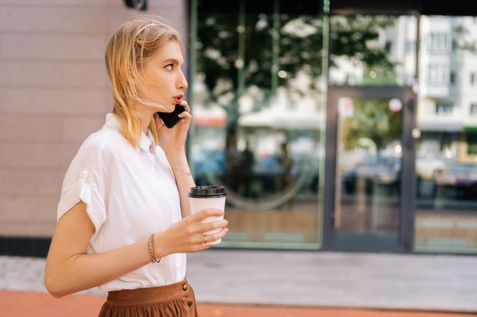 ženska, dekle, telefon, poletje | Foto Shutterstock