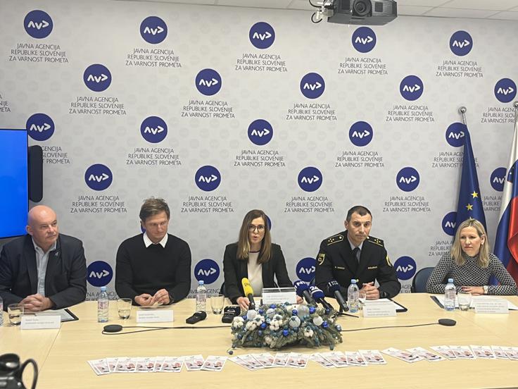Robert Štaba, predsednik Zavoda Varna pot, David Razboršek, direktor Zavoda Vozim, mag. Simona Felser, v. d. direktorja Agencije za varnost prometa, Robert Vehovec, Sektor prometne policije na Generalni policijski upravi in Vesna Marinko, mag. upr. ved, vodja Sektorja za krepitev zdravja in preprečevanje odvisnosti na Direktoratu za javno zdravje, pri ministrstvu za zdravje.

 | Foto: AVP