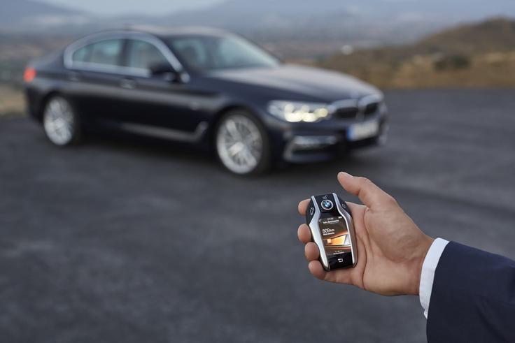 Ključ z zaslonom omogoča funkcije, kot je daljinski nadzor parkiranja. | Foto: BMW