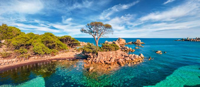 Čudovit jutranji razgled na plažo Tamaricciu, ki leži na jugu Korzike, in na privlačno sredozemsko pokrajino. | Foto: Shutterstock