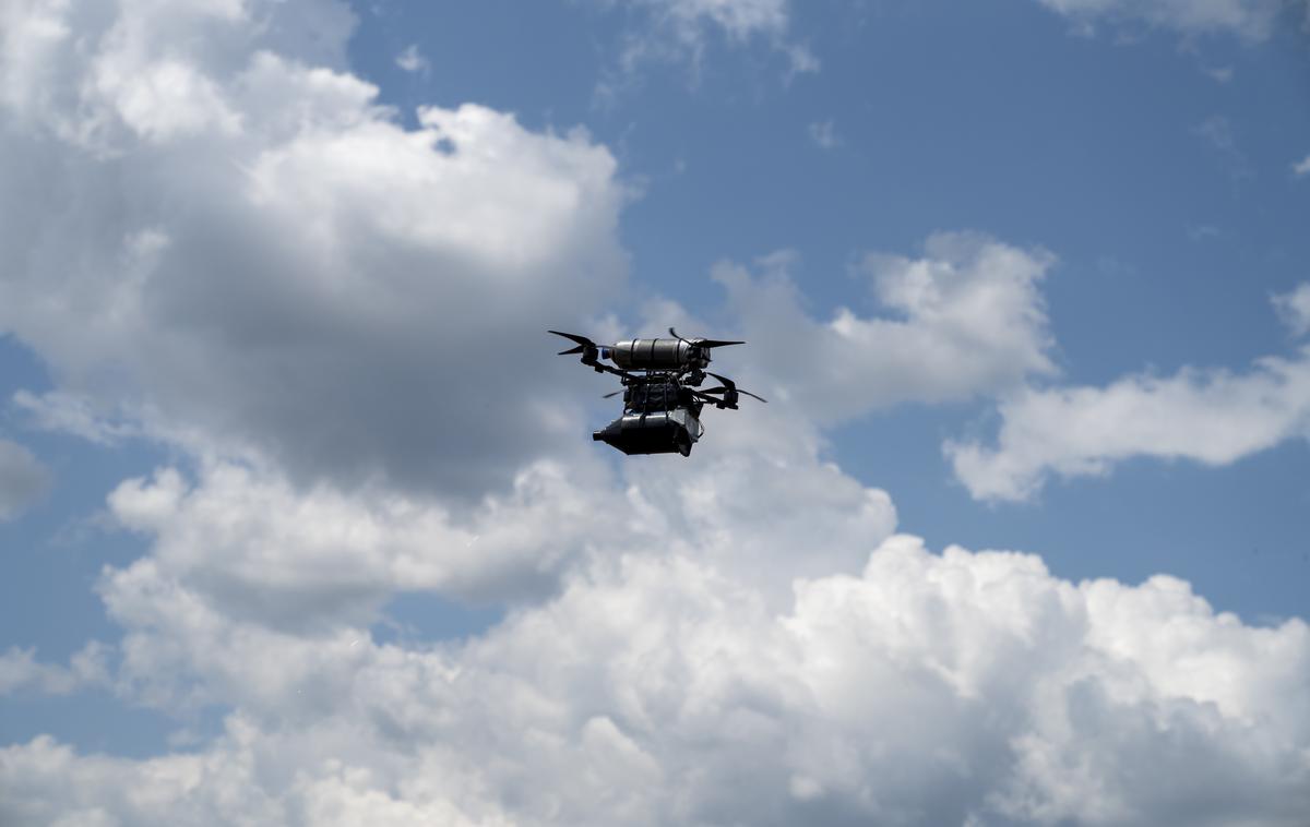 Dron, Droni, Ukrajina, vojna v Ukrajini, Brezpilotni letalnik | Nad oporiščem Kleine-Brogel so v nedeljo zvečer opazili štiri drone.  | Foto Reuters