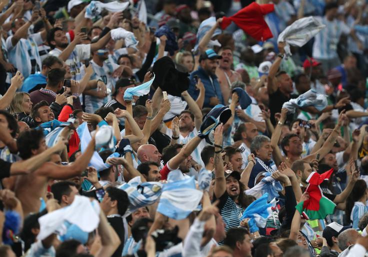 Zakonca Dulcev sta po ugotovitvah WSJ storila usodno napako leta 2018, ko sta kot argentinska navijača prišla v svojo domovino Rusijo. Pri tem sta uporabila ruska diplomatska potna lista. Na fotografiji: argentinski navijači v Rusiji leta 2018. | Foto: Guliverimage