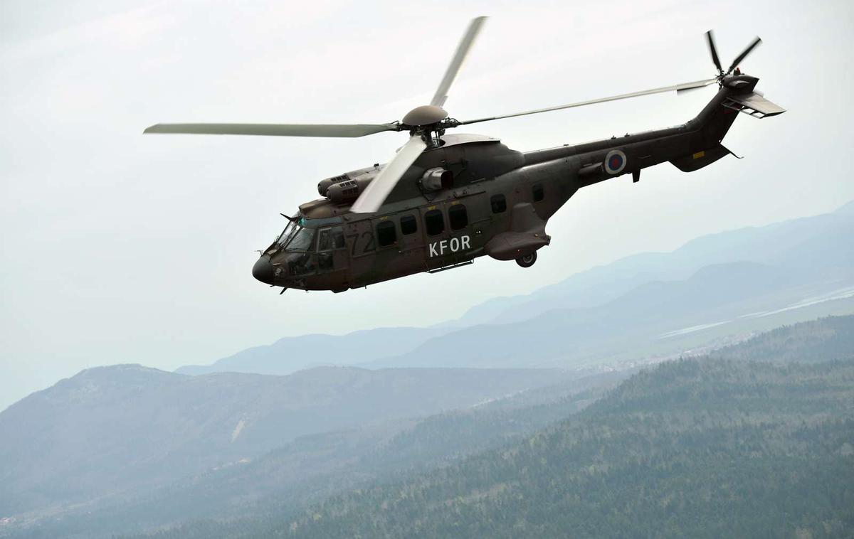 Helikopter SV | Po do zdaj zbranih podatkih zaradi hitrega odziva pilotov varnost posadke helikopterja SV ni bila ogrožena. | Foto STA