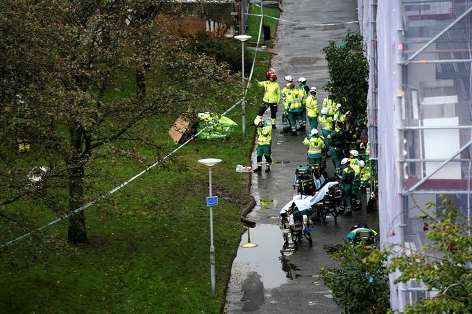 Reševalne ekipe nudijo pomoč poškodovanim v Gothenburgu na Švedskem. | Foto: Reuters