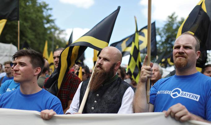 Pripadniki identitarnega gibanja na protestu junija 2017 v Berlinu. | Foto: Reuters