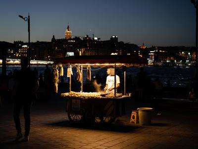 Zaradi zastrupitve s hrano umrla mati in njena dva otroka, oče se še bori