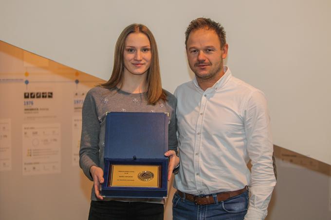 Priznanje za mlado triatlonko leta 2018 in triatlonko leta 2018 je romalo v roke Tjaše Vrtačič.  | Foto: Tamara Vilhar