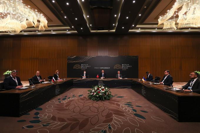 Pogovor zunanjih ministrov Ukrajine Dmitra Kulebe in Rusije Sergeja Lavrova v Turčiji. | Foto: Twitter/Daily Loud
