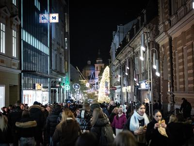 Novembra malenkost več delovno aktivnih