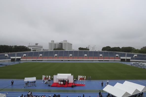 Pogrebno vzdušje ob prihodu olimpijske plamenice v Tokio