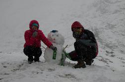 Na koledarju 12. 9., v hribih pa postavljajo snežake #foto