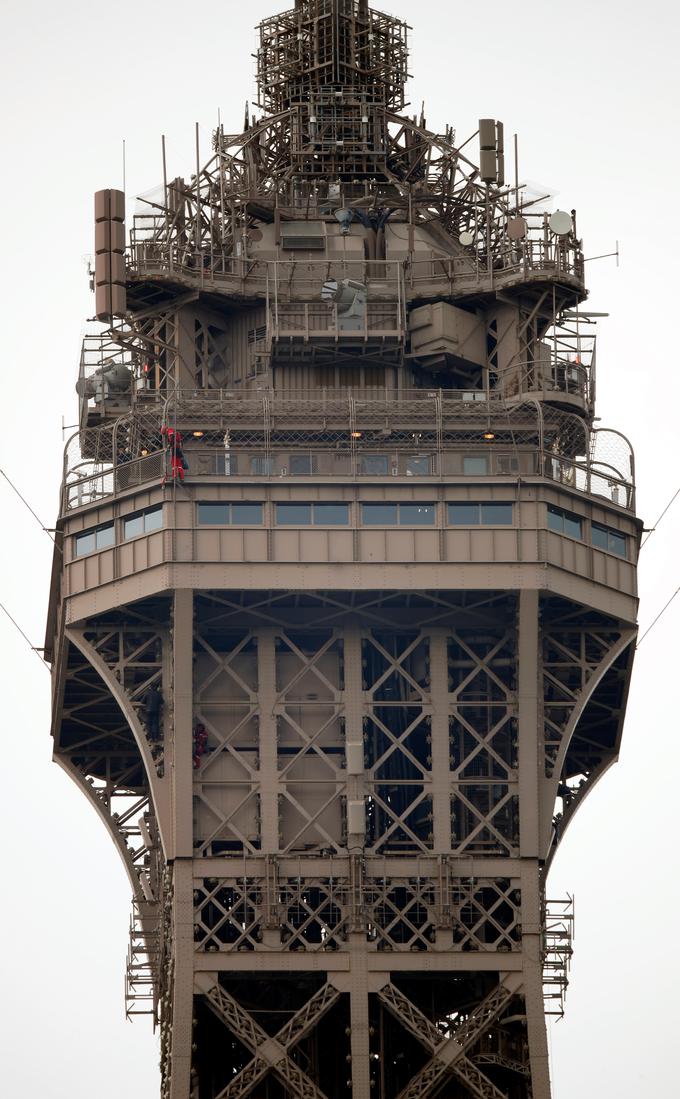 Eiflov stolp Pariz plezalec | Foto: Reuters