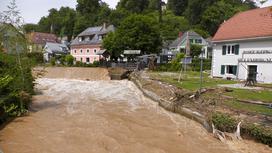 Avstrijsko Štajersko je v soboto prizadelo hudo neurje z močnimi nalivi, zaradi česar so ponekod reke prestopile bregove.
