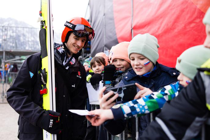 Karl Geiger Planica 2024, navijači 1. dan | Karl Geiger se je z ženo razveselil druge hčerke. | Foto www.alesfevzer.com