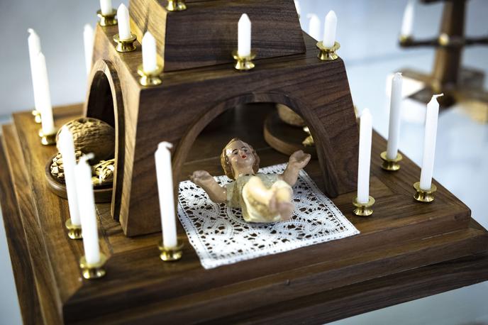 Jaslice | Med razstavljenimi jaslicami Doblehar izpostavlja jaslice Jožeta Plečnika, zasnovane za prodajalno Lectarija družine Freyer na Kongresnem trgu v Ljubljani. | Foto Ana Kovač