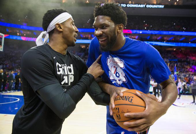 Center Philadelphia 67ers Joel Embiid (desno) je povsem zasenčil Rondaeja Hollisa-Jeffersona (Brooklyn). | Foto: Reuters