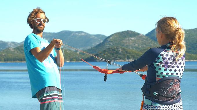 Varnostne vaje na plaži, s pomočjo katerih je vstop v kajtarski svet varen. | Foto: 