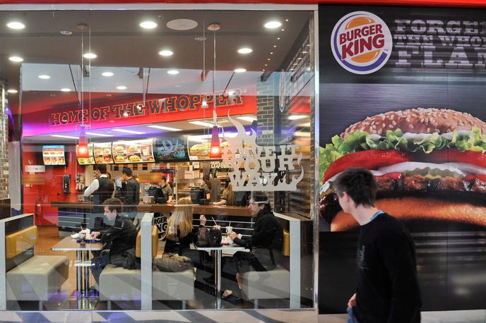 Burger King | Ljubljanski lokal Burger King je od petka edini na svetu, kjer lahko gostje račun poravnajo s kriptovalutami. To za zdaj ni mogoče niti v ZDA, domovini svetovno znane verige restavracij s hamburgerji, kjer je približno polovica od vseh svetovnih Burger Kingov. | Foto STA