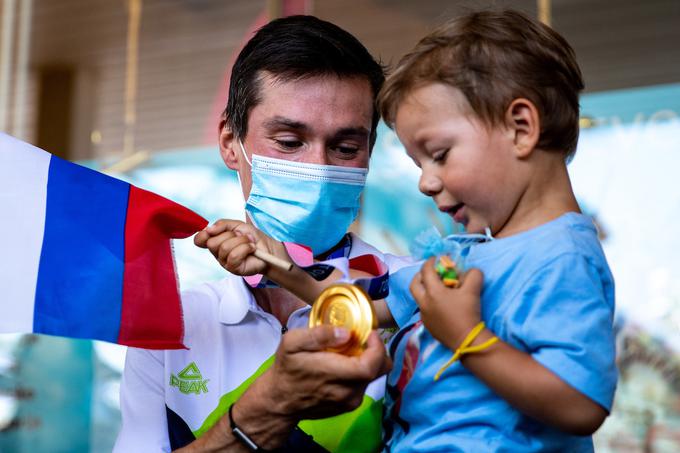 Primož Roglič se je zlate medalje z olimpijskih iger veselil s sinčkom Levom. | Foto: Matic Klanšek Velej/Sportida