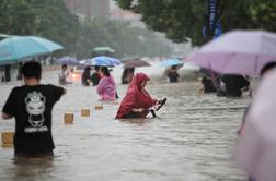 Kaos zaradi poplav na Kitajskem: 25 mrtvih, 200 tisoč so jih evakuirali #video