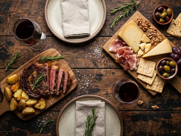 Nekaterim več kot darilo pomeni skupen večer ob dobri hrani in pijači. (Fotografija je ustvarjena s pomočjo umetne inteligence.) | Foto: Spar