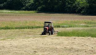 V nesreči traktorja z nakladalko umrl 20-letnik