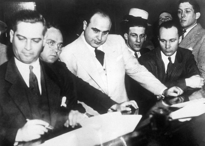 Chicago je bil razvpito gangstersko mesto že v dvajsetih in tridesetih letih prejšnjega stoletja, ko so mafijci, kot je bil Al Capone (v sredini z belo obleko), v času prohibicije bogateli s prodajo alkohola. | Foto: Getty Images