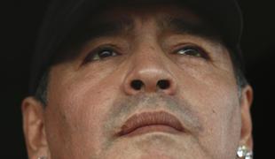 Grozno, je Maradona udaril zaročenko? (video)